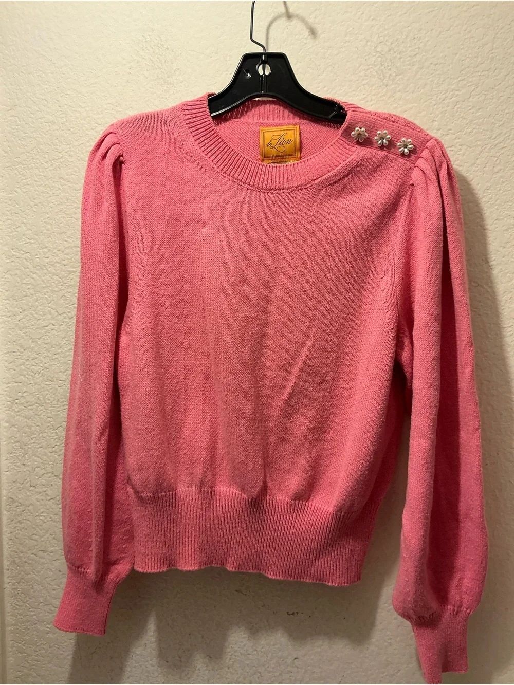 Le lion Women's Pink Crewneck Sweater with Pearl Flower Shoulder Buttons Italy